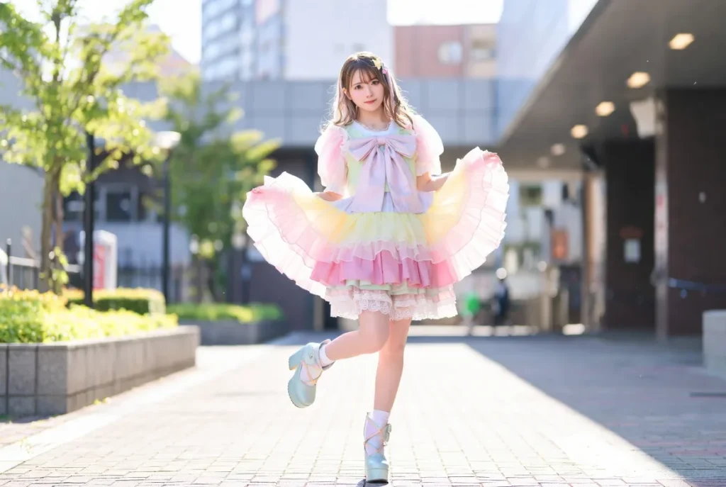 原宿ストリートのコケットのディテールを取り入れたモダンなレイワギャルのパステルレイヤードコーデ