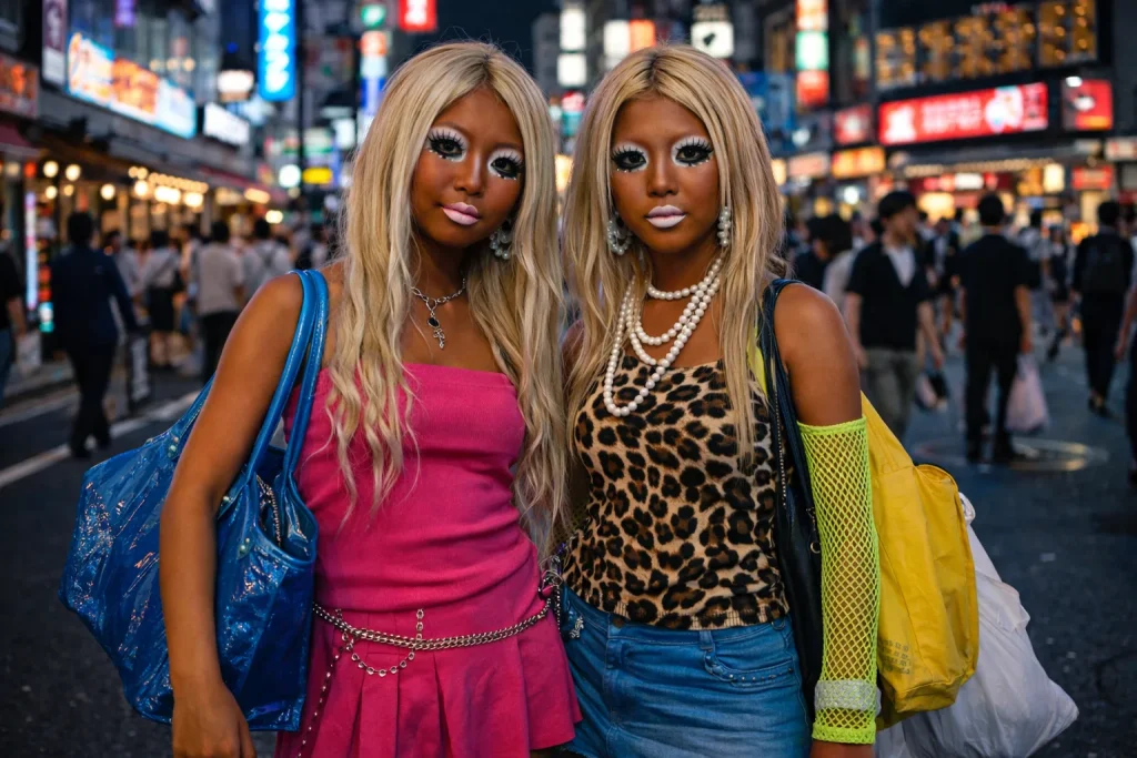 夜の渋谷で日焼けしたガングロ少女たちのフォトリアリスティックなグループ・ポートレート。
