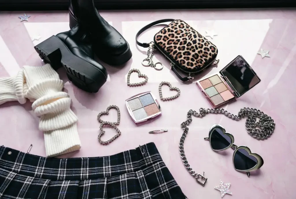 2026 ギャルファッションの必需品、ピンクの大理石にフラットレイ - プラットフォームブーツ、ルーズソックス、グリッターメイク、アニマル柄バッグ