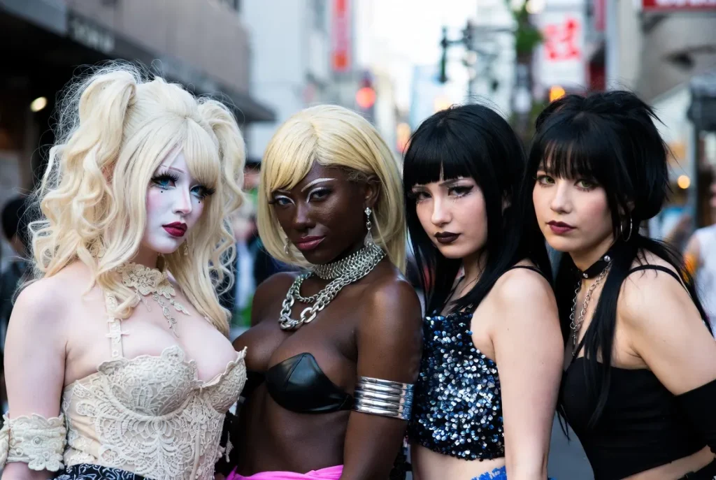 Quatre femmes montrant différents styles de gyaru côte à côte à Tokyo : hime gyaru, ganguro, agejo et neo gyaru, photo de mode de rue réaliste